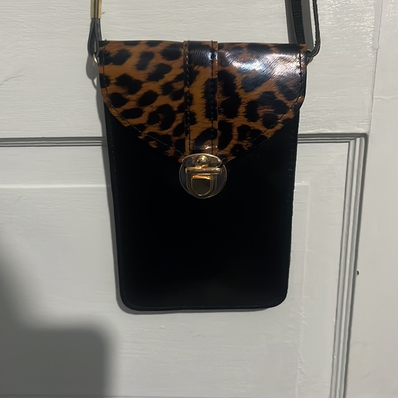 Riah Fashion Handbags - Leopard Cellphone Crossbody Bag